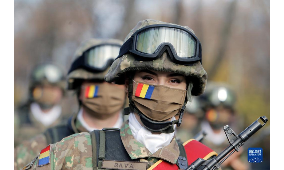 12月1日，士兵在罗马尼亚首都布加勒斯特凯旋门参加阅兵式。

　　当日，罗马尼亚在首都布加勒斯特举行阅兵式庆祝国庆节。新华社发（克里斯泰尔摄）