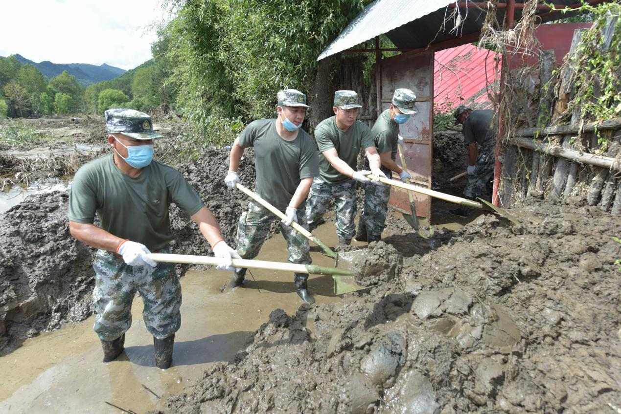 黑龙江省牡丹江军分区官兵民兵奋战灾后重建一线