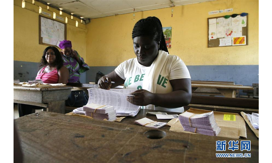 　　10月21日，在科特迪瓦经济首都阿比让，一名选举委员会工作人员在查阅选民证件。 科特迪瓦总统选举将于10月31日举行。 新华社发（伊万·宋 摄）

