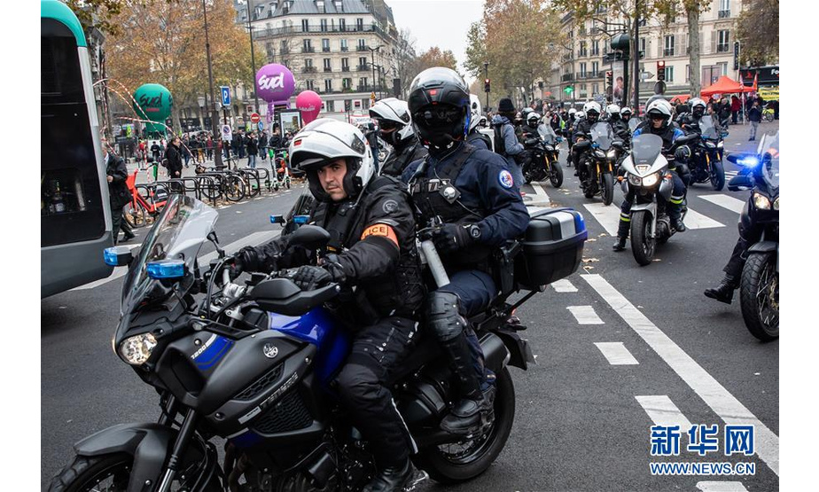 12月5日，警察在法国巴黎街头警戒巡逻。 法国5日爆发全国范围内的罢工游行，导致交通几乎全面瘫痪。部分暴力示威者与警方发生冲突，警方宣布逮捕上百人。 新华社发（奥雷利安·莫里萨尔摄）