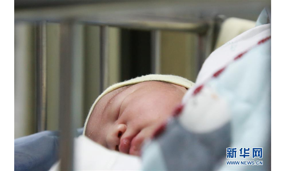这是在宜宾市矿山急救医院拍摄的“地震宝宝”（6月18日摄）。 新华社记者 杨进 摄
