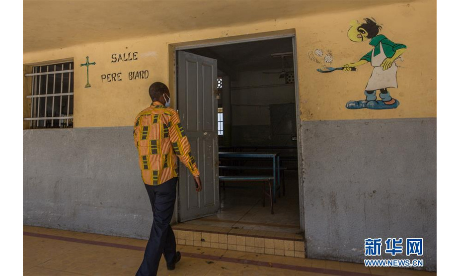 6月3日，因复课被推迟，塞内加尔首都达喀尔一所学校的校长准备把教室锁起来。 由于塞内加尔南部的部分教师新冠病毒检测结果呈阳性，该国教育部紧急通知，原定于6月2日开始的毕业班复课推迟，复课时间另行通知。 新华社发（埃迪·彼得斯摄）