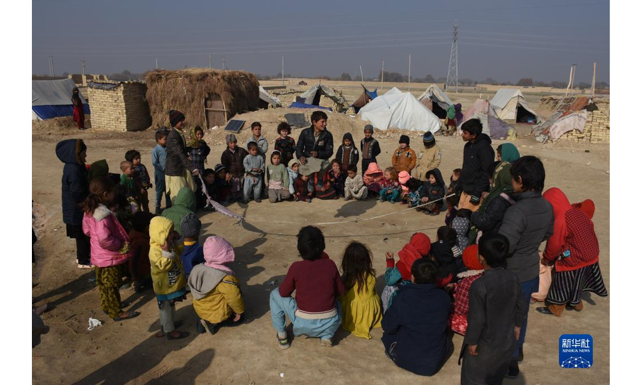 11月20日，孩子们在阿富汗马扎里沙里夫一处流离失所者营地玩耍。新华社发（卡瓦·巴沙拉特摄）