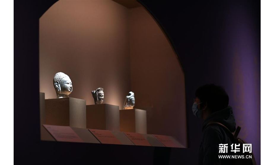 10月28日，参观者在中国国家博物馆的“相由心生——山东博兴佛造像展”上欣赏展品。 新华社记者 金良快 摄