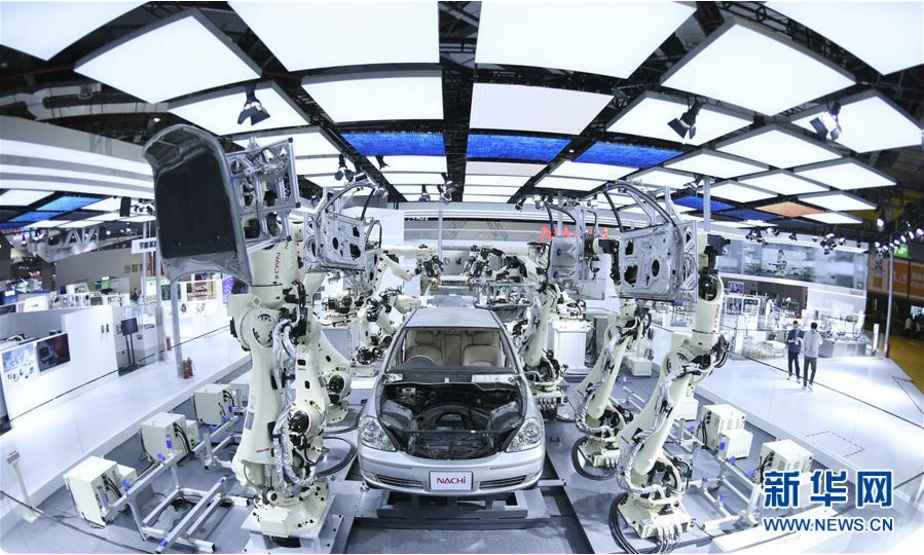 11月5日在第二届进博会装备展区日本那智不二越公司展台拍摄的超高速点焊SRA系列机器人。 当日，第二届中国国际进口博览会在上海国家会展中心开幕。 新华社记者王鹏摄