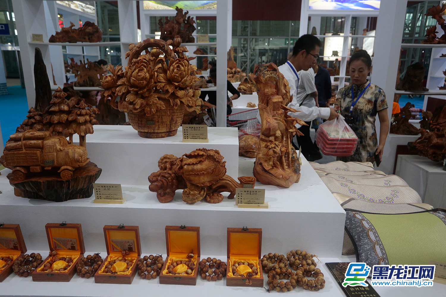 黑龙江网8月16日讯 16日，第十四届黑龙江国际文化产业博览会在哈尔滨会展中心举行。其中，A馆为文化交流馆、B馆为文化龙江馆、C馆为文化综合馆三个主题馆。文化交流馆汇集了国家工艺美术大师的奇珍异宝，100余位国家级、省级工艺美术大师，11大门类数万件工艺美术新品、精品、收藏品等。最具观赏价值的国家级大师的代表作220件，有木雕、玉雕、贝雕、砚雕、牙骨雕等品类。翟静/文 王铁男/摄