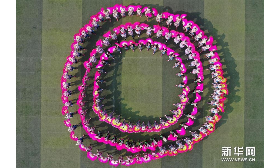 11月23日，当地群众在芦笙斗马节开幕式上表演民族歌舞（无人机拍摄）。新华社记者 黄孝邦 摄