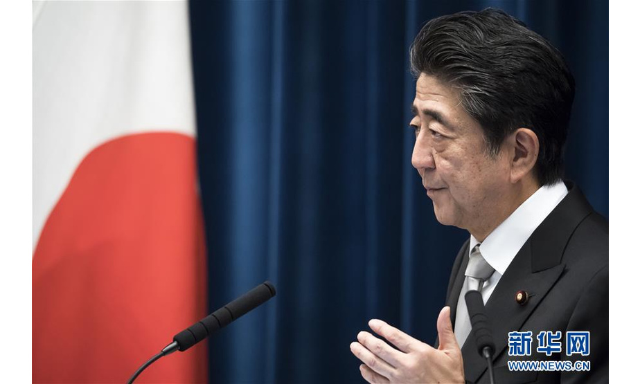 9月11日，在日本东京首相官邸，日本首相安倍晋三举行记者会。新华社发