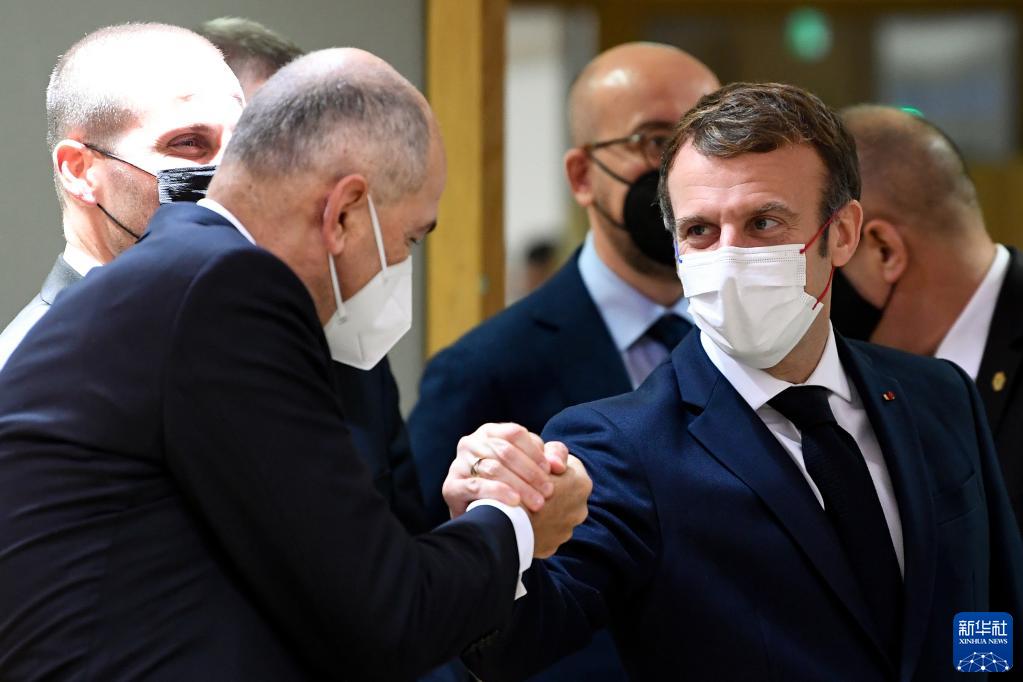 12月16日，法国总统马克龙（右）出席在比利时布鲁塞尔举行的欧盟峰会。

　　当天，欧盟成员国领导人在位于比利时首都布鲁塞尔的欧盟总部举行峰会。

　　新华社发（欧盟供图）