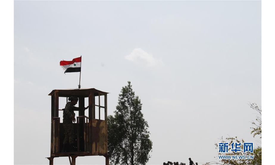 8月8日，在叙利亚南部耶尔穆克谷地地区，叙政府军士兵在叙利亚、约旦和以色列占领的戈兰高地交会处的一处哨所警戒。 叙利亚政府军6日开始对极端组织“伊斯兰国”在叙南部的最后据点苏韦达省东北部的控制区发起大规模军事行动。6月19日以来，叙政府军在叙南部发起军事行动，不断收复失地。目前，叙政府军已基本控制了德拉省和邻近的库奈特拉省。 新华社记者汪健摄