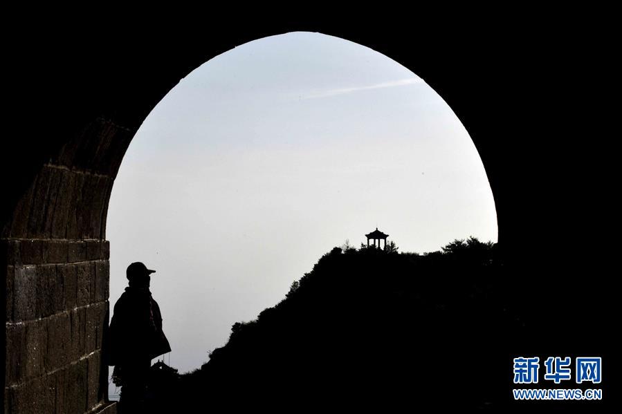 5月20日，游客在泰山西神门游览。 泰山位于中国山东省的中部，主峰玉皇顶海拔1545米。初夏的泰山，风景如画，吸引游客前来参观游览。 新华社记者郭绪雷摄