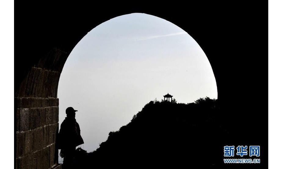 5月20日，游客在泰山西神门游览。 泰山位于中国山东省的中部，主峰玉皇顶海拔1545米。初夏的泰山，风景如画，吸引游客前来参观游览。 新华社记者郭绪雷摄
