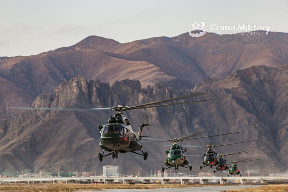 据中国军网报道，11月28日，新疆军区下辖某陆航部队出动米-171运输直升机部队在高原地区进行24小时昼夜不间断训练。图为米-171直升机群编队起飞。（图片来源：中国军网）