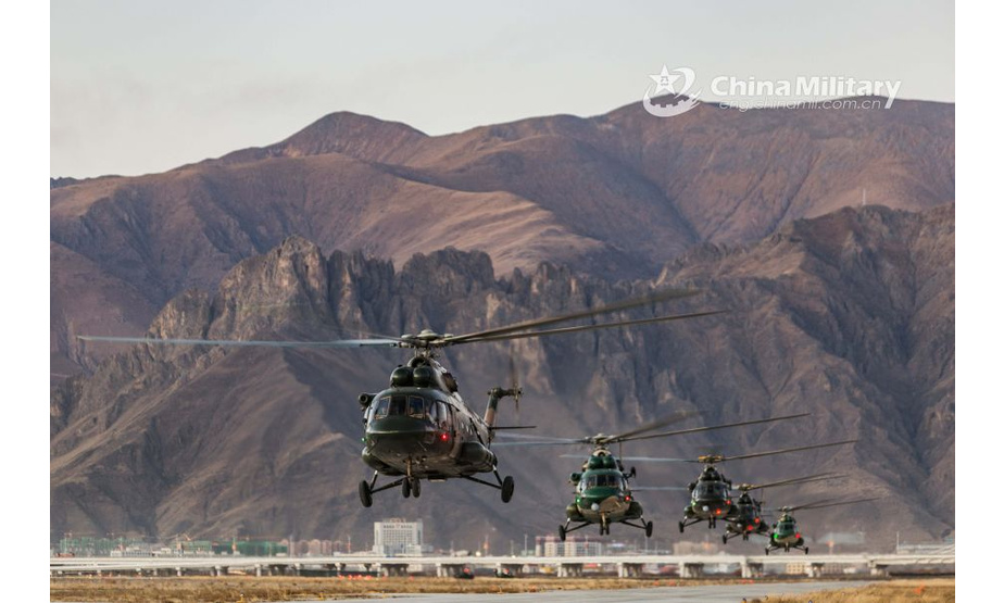 据中国军网报道，11月28日，新疆军区下辖某陆航部队出动米-171运输直升机部队在高原地区进行24小时昼夜不间断训练。图为米-171直升机群编队起飞。（图片来源：中国军网）