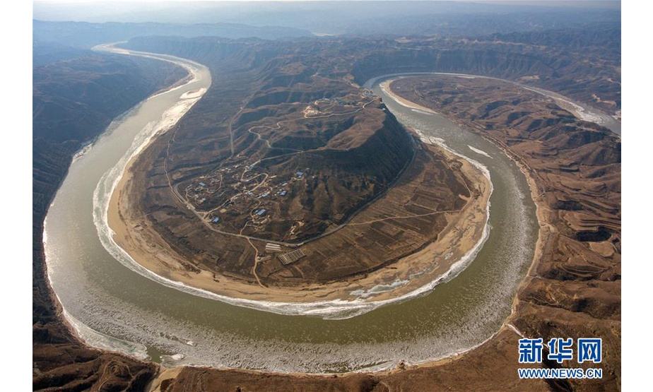 1月8日在山西省永和县阁底乡境内拍摄的黄河流凌（无人机拍摄）。 近日，受冷空气影响，位于山西省临汾市境内的黄河出现大面积流凌，场面壮观。 新华社记者曹阳摄