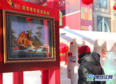 游人在麦秸画前驻足欣赏<br/>哈尔滨麦秸画是黑龙江省哈尔滨市特有的地方传统手工艺品，既有古朴自然，又有典雅大方的特点，具有很高的观赏和收藏价值。