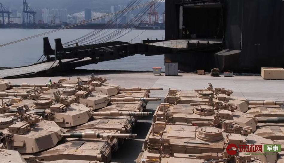 近日，美国陆军重装部队第一骑兵师第三装甲旅的大批坦克装备运抵韩国釜山港，开始执行驻韩美军的轮换部署任务。