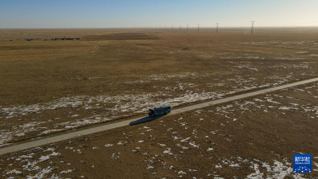 11月24日，锡林郭勒盟苏尼特右旗乌兰牧骑队员乘车前往牧区演出（无人机照片）。当日，内蒙古锡林郭勒盟苏尼特右旗乌兰牧骑队员来到苏尼特右旗赛汉塔拉镇巴彦高毕嘎查，用独具蒙古族特色的文艺表演，为当地牧民送去欢乐。新华社记者 彭源 摄