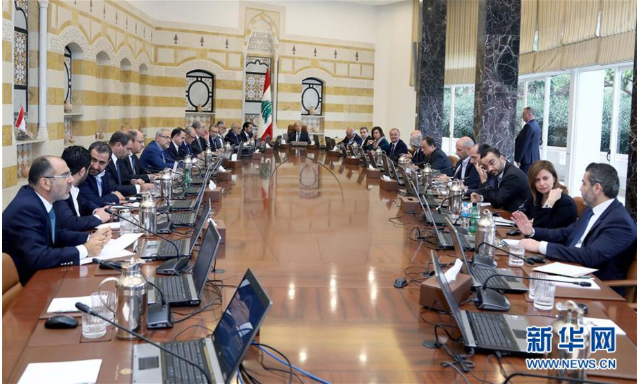 10月21日，在黎巴嫩贝鲁特，黎巴嫩内阁召开会议。 黎巴嫩内阁21日召开会议，讨论总理萨阿德·哈里里提出的经济改革方案以及2020年财政预算案。哈里里在会后举行的记者会上宣布，内阁已就改革方案和2020年财政预算案达成一致。 新华社发（黎巴嫩官方摄影机构达拉提和努赫拉供图）