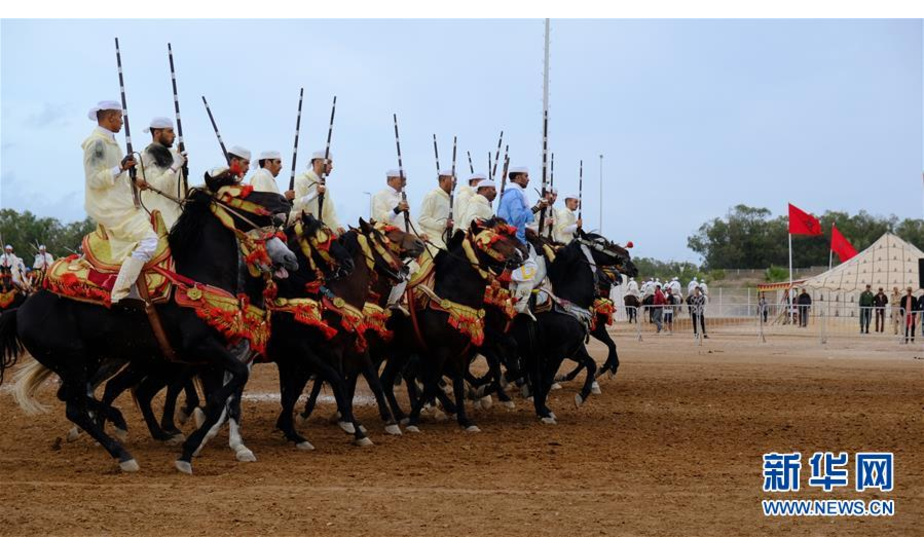 10月20日，在摩洛哥杰迪代举行的马术节上，人们身穿传统服饰参加传统骑术比赛。新华社记者 陈斌杰 摄
