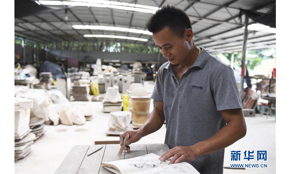 赵勇在自己创办的陶瓷制品加工厂内研究纹饰画法（8月11日摄）。  新华社记者 曹祎铭 摄
