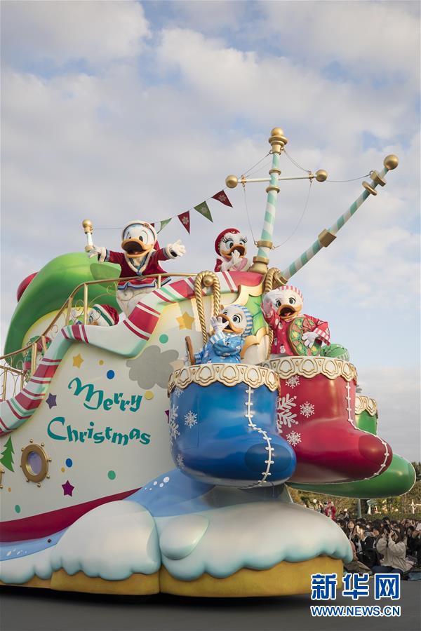 11月7日，在日本东京迪士尼乐园，装扮成迪士尼卡通人物的演员在圣诞巡游上表演。 新华社记者杜潇逸摄