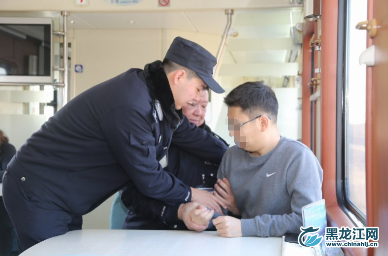 黑龙江网1月31日讯（记者 石启立）还有不到一周的时间就是2019年的农历新年了，正当全国各地春运工作如火如荼的进行时，黑龙江网采访组的记者们也于今日踏上了由哈尔滨开往海口的z114次列车，用他们的文字和镜头记录下这趟列车上的春运故事。图为哈铁公安处哈尔滨乘警支队乘警在哈尔滨开往海口的列车上开展处置霸座警情实现演习。