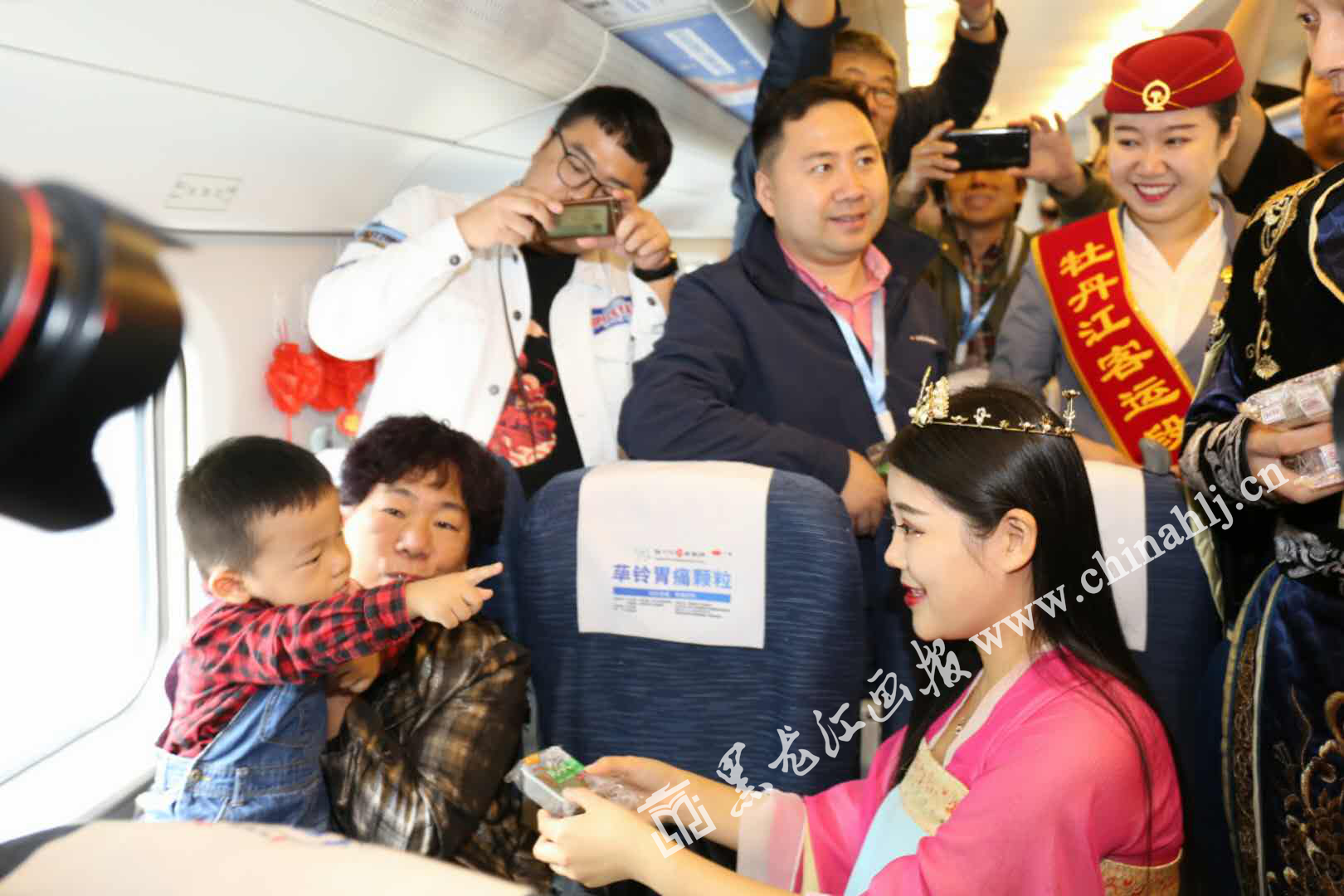 图集】车厢挂灯笼 嫦娥送月饼 新哈佳铁路中