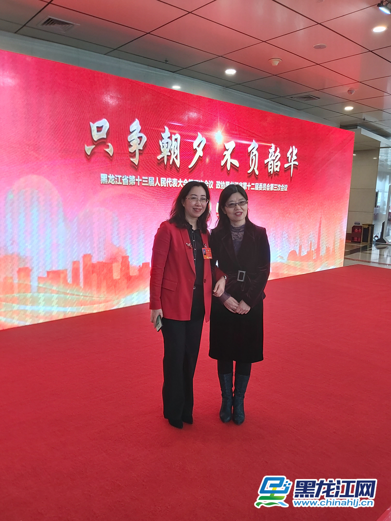 省政协委员们合影留念。（记者 刘海龙摄）