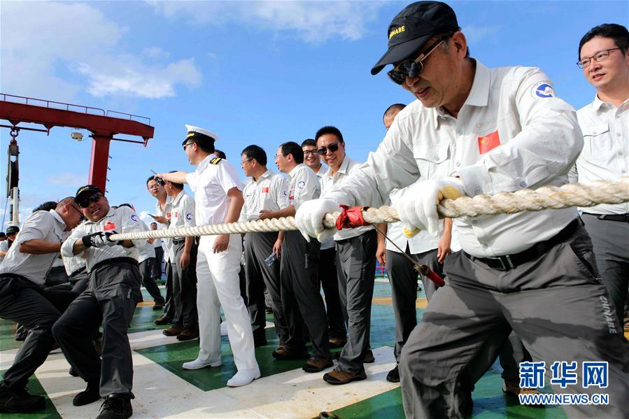 11月9日，“雪龙”号驶过赤道时，科考队员举行拔河比赛，以这种方式告别北半球，继续向南极挺进。

　　北京时间9日15时，中国第35次南极科学考察队乘“雪龙”号极地科考船，从东经152度05分由北向南穿越赤道，进入南太平洋。

　　新华社记者刘诗平摄