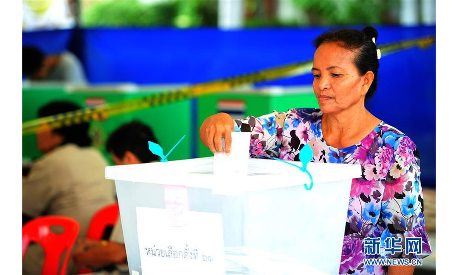 3月17日，泰国选民在沙没巴干府一处投票站投票。 当日，泰国大选举行提前投票日投票。泰国大选将于3月24日举行，由于工作或身在外地等原因，部分选民登记提前投票。 新华社发（拉亨 摄）
