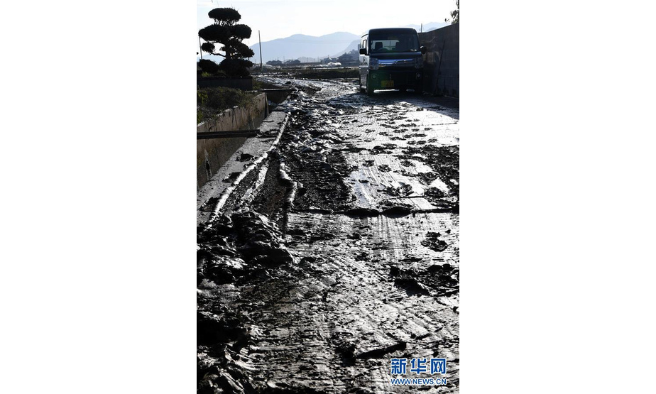这是7月10日在日本冈山县仓敷市真備町拍摄的水灾现场。日本西部地区连降特大暴雨，引发30多年来最严重水灾。据日本媒体汇总，截至7月10日上午，已有至少130人丧生，将近60人失联。新华社记者 马平 摄