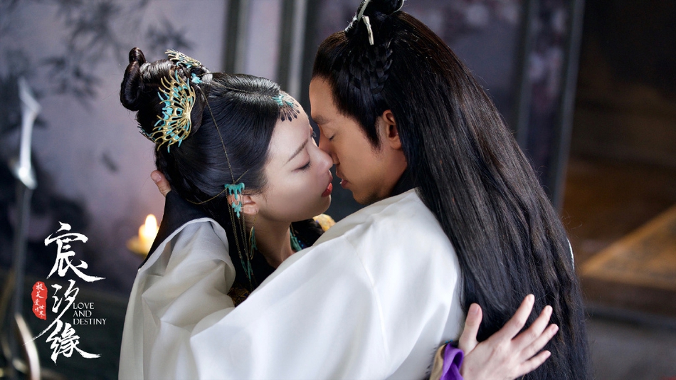 新浪娱乐讯 电视剧《宸汐缘》今晚上演高糖剧情，九宸终于向灵汐求婚了，张震、倪妮吻戏超甜。