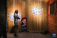 9月16日，参观者在比利时布鲁塞尔观看《幸运的卢克》主题漫画展。比利时布鲁塞尔日前正在举行每年一度的漫画节。为保证民众安全参观，主办方采取了一系列防疫措施，包括在分散在城市中的多个场地举办主题漫画展、在不同时间地点举行漫画家现场签售活动等。今年的布鲁塞尔漫画节将持续至10月10日。