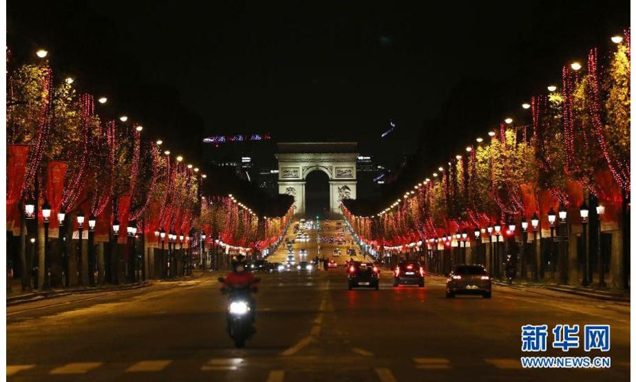 11月22日，法国巴黎香榭丽舍大街被灯饰点亮。新华社记者 高静 摄
