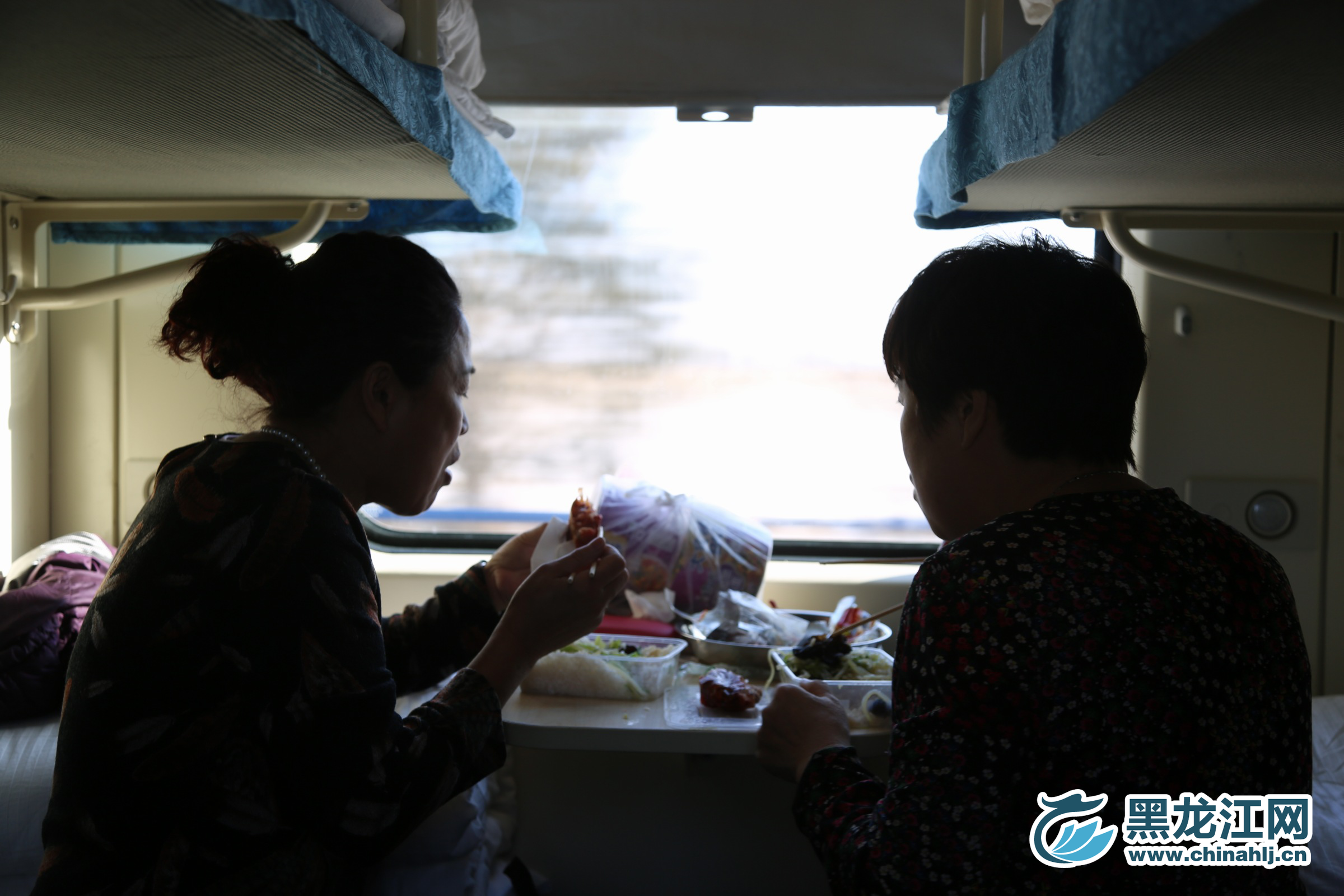 黑龙江网1月31日讯（记者 穆静莹 石启立 宋菲 石岩松  王忠岩）还有不到一周的时间就是2019年的农历新年了，正当全国各地春运工作如火如荼的进行时，黑龙江网采访组的记者们也于今日踏上了由哈尔滨开往海口的z114次列车，用他们的文字和镜头记录下这趟列车上的春运故事。 图为乘客正在吃中午饭。 石启立 摄
