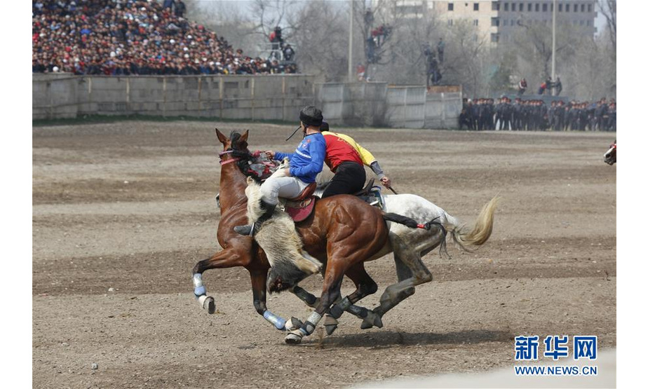 3月21日，在吉尔吉斯斯坦比什凯克，人们参加叼羊比赛庆祝纳乌鲁斯节。 吉尔吉斯斯坦21日在首都比什凯克举行活动庆祝纳乌鲁斯节。纳乌鲁斯节是中亚国家最重要的传统节日之一，标志着春天的到来和新的一年开始。2009年，纳乌鲁斯节被列入联合国教科文组织非物质文化遗产。 新华社发（罗曼 摄）

