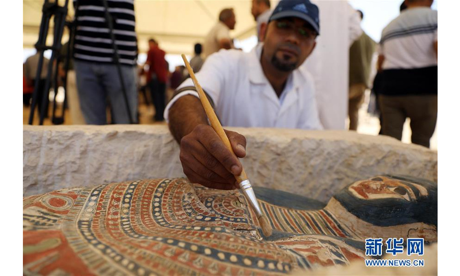 7月13日，在埃及首都开罗以南的弯曲金字塔附近，一名考古学家进行作业。新华社发（艾哈迈德·戈马摄）
