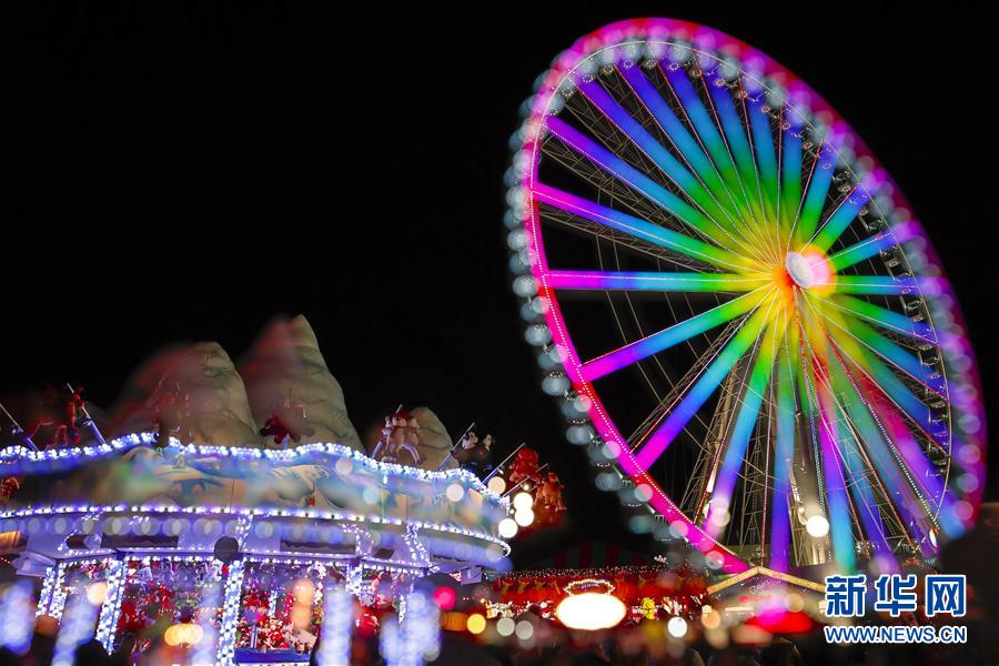 这是12月1日在英国伦敦“冬日仙境”圣诞市场拍摄的摩天轮。 位于英国伦敦海德公园的2019“冬日仙境”圣诞市场近日开幕，各种小吃、工艺品、游乐设施吸引了众多游客。圣诞市场将持续至2020年1月5日。 新华社记者 韩岩 摄