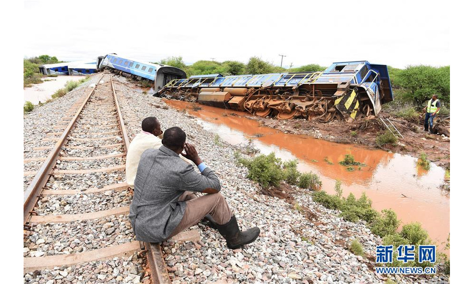 这是12月10日在博茨瓦纳马哈拉佩村附近拍摄的脱轨列车。新华社发