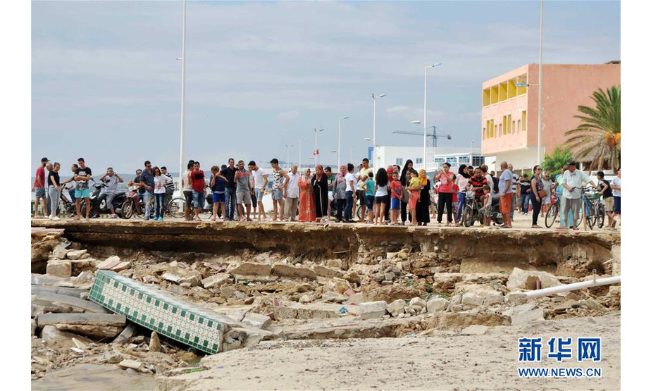 9月23日，在突尼斯纳布勒省，人们聚集在一处洪水冲垮的废墟旁。据外电报道，突尼斯东北部近日遭遇强降雨和洪水侵袭。 新华社发（阿代尔 摄）