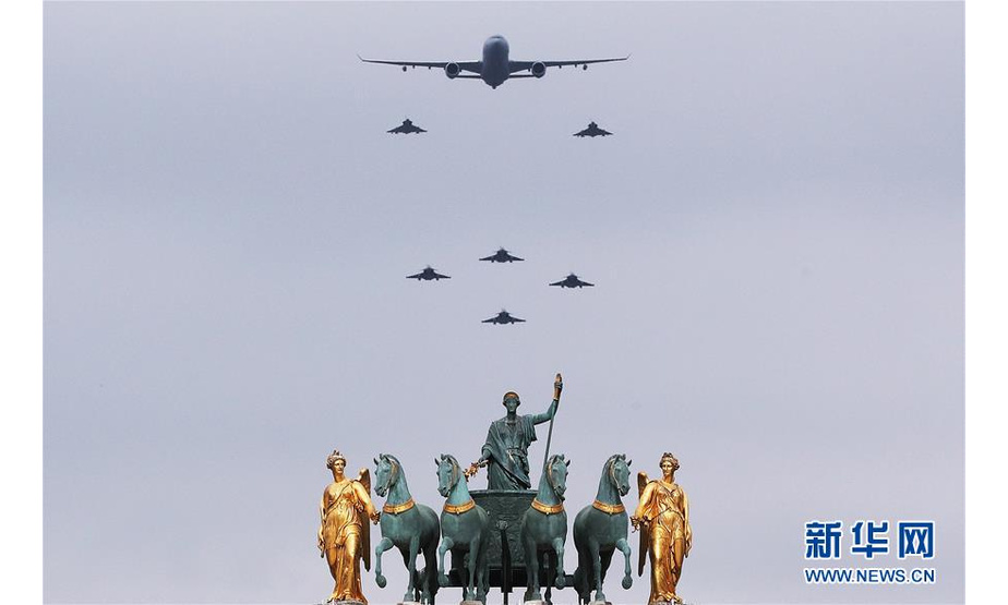 7月14日，在法国巴黎举行的国庆阅兵仪式上，法国空军飞机飞过卢浮宫金字塔广场附近的小凯旋门上空。 当日，法国在首都巴黎举行国庆阅兵仪式。 新华社记者 高静 摄

　　法国国庆节阅兵式展示新式武器装备

　　新华社巴黎7月14日电（记者唐霁）法国一年一度的国庆阅兵式14日在巴黎举行，法国总统马克龙在香榭丽舍大街检阅部队，并邀请欧洲十多位国家领导人参加。法国在此次阅兵式上展示的前沿武器装备受到各方关注。

　　此次阅兵式的两大主题为欧洲合作和武器装备创新。法国邀请了包括欧盟委员会主席容克、德国总理默克尔等十多位欧洲领导人参加阅兵式。在此次阅兵式飞行表演中，包括德国A400M运输机和西班牙C130运输机在内的13架欧洲其他国家飞机受邀参演，展示欧洲合作精神。

　　阅兵式一开始，法国就展示了不少前沿科技武器。其中，酷似“钢铁侠”的“飞人表演”是最具轰动效应的。法国喷气滑雪世界冠军扎帕塔手持步枪，站在自己发明的飞行器上，在阅兵式观礼台上空飞行了数十米。法国国防部官员向媒体介绍说，这种由微型涡轮喷气发动机推动的飞行器将来可能被法国特种部队使用。

　　在法国军队展示的其他新式武器中，还包括不需要GPS导航的四轮多任务机器人以及配有高分辨率相机的“黑色大黄蜂”无人机等。

　　此次国庆节阅兵式上，法国共出动4000余名军人、196辆军车、237匹战马以及108架军机。

　　另据法国媒体报道，14日晚，全法国面临巨大治安压力。2016年7月14日夜，法国尼斯在举行国庆节庆祝活动时遭遇恐袭。此后法国国庆节期间的安全问题都成为舆论焦点。

　　法国内政部长卡斯塔内此前说，从13日晚开始，全巴黎高度戒备，已部署了2500名警察和宪兵。

　　1789年7月14日，法国人民攻克了象征法国封建统治的堡垒巴士底狱。1880年7月6日，法兰西第三共和国颁布法令，将7月14日定为法国国庆节。