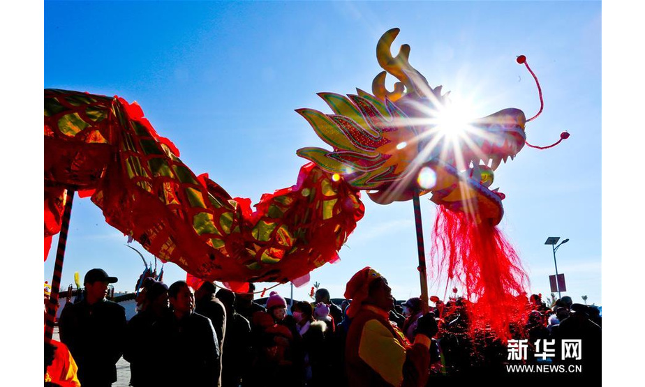 1月13日，甘肃张掖甘州区靖安镇的社火表演队在文化广场上排练。新华社发（王将 摄）