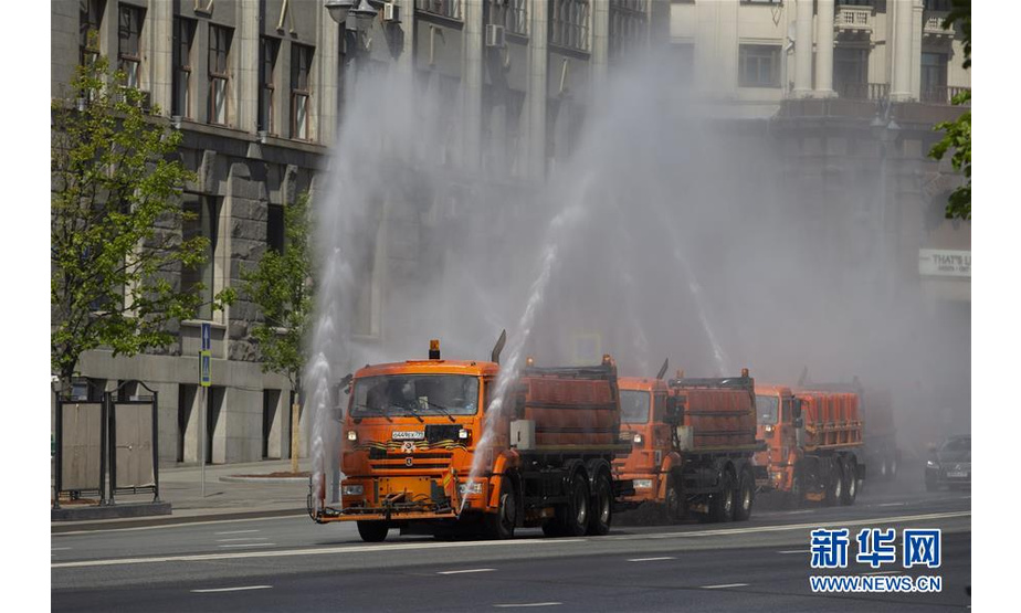 5月28日，在俄罗斯首都莫斯科市中心，市政车辆进行消毒作业。新华社发（亚历山大摄）