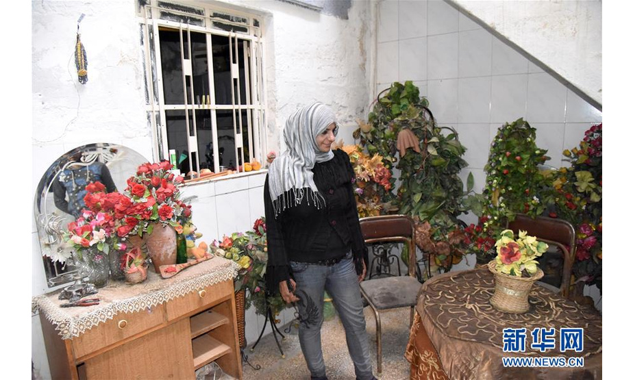 3月12日，在叙利亚大马士革东古塔地区，萨米拉·阿尤布站在家中。 新华社发（胡马姆·谢赫·阿里 摄）