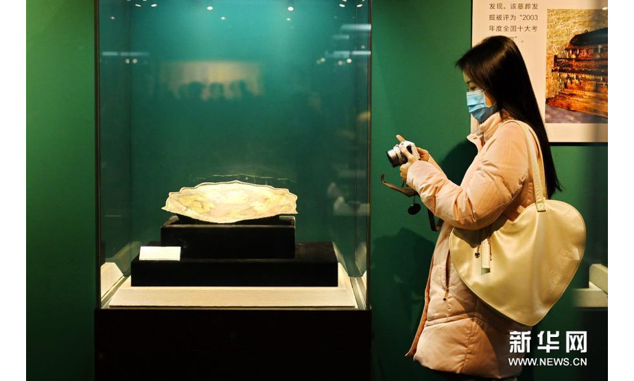 1月17日，参观者在拍摄展出的金花银枕。新华社记者 林善传 摄