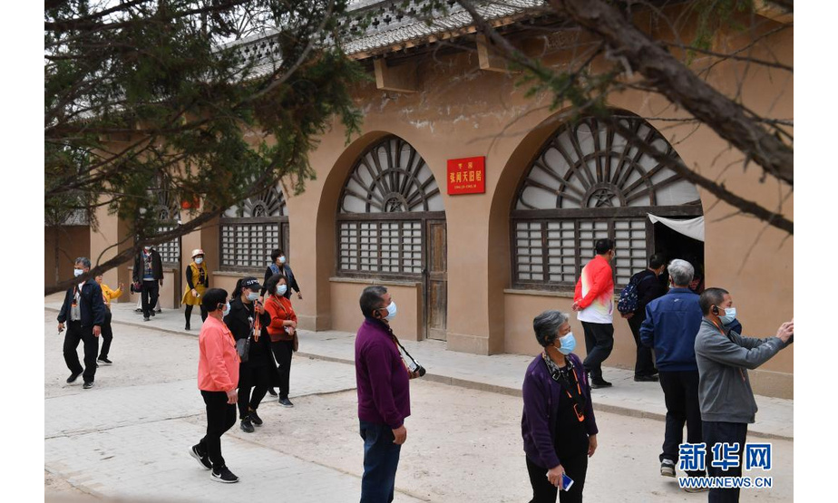 3月30日，参观者在陕西延安枣园革命旧址参观。