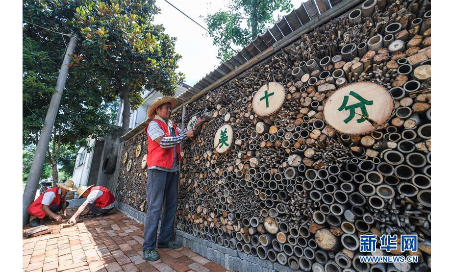 8月6日，长兴县林城镇大云寺村的网格员志愿者在网格辖区内进行外立面改造，打造特色乡村风貌。 新华社记者 徐昱 摄