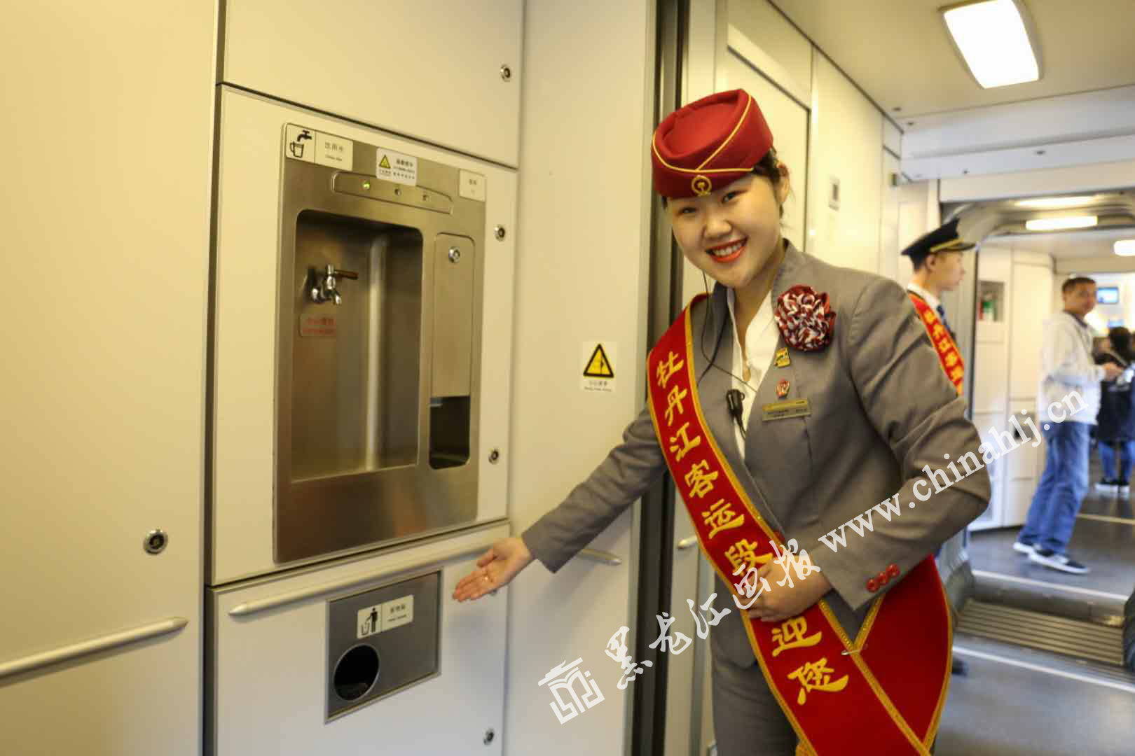 图集】车厢挂灯笼 嫦娥送月饼 新哈佳铁路中