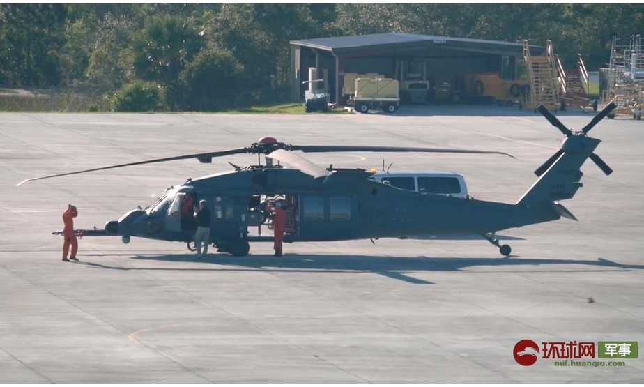 当地时间5月17日，西科斯基公司HH-60W战斗救援直升机进行了首飞，该机是“黑鹰”系列直升机的最新版本。HH-60W直升机拥有新的燃油系统，其容量是UH-60M“黑鹰”的两倍，且比HH-60G拥有更强大的防御系统和改进的网络系统。据悉美国空军将采购113架HH-60W替换老化的HH-60G“铺路鹰”，执行战斗搜索任务。